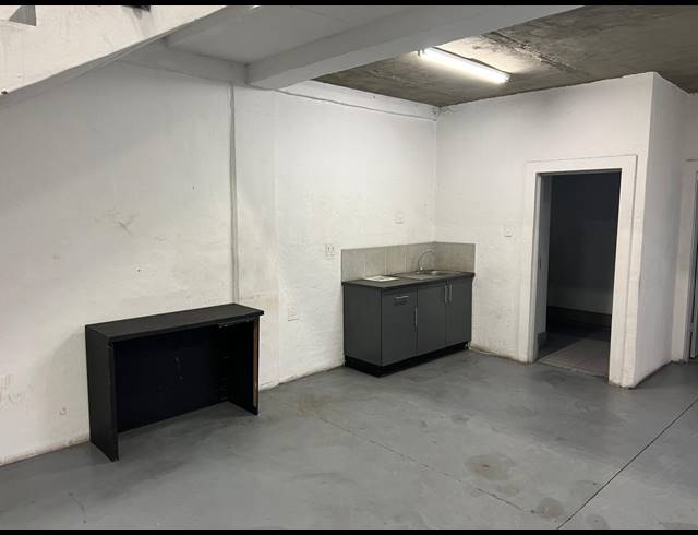 Business property to rent in CORNUBIA